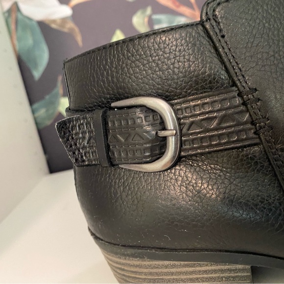 Clarks Addiy Kara black leather booties size 8.5 - Picture 2 of 14